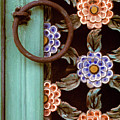 Korean temple decoration - Floral Gate Detail